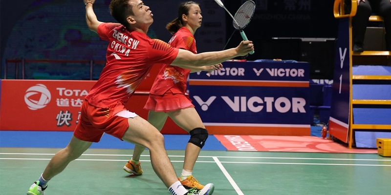 Chiến thuật chủ động tấn công và phòng thủ khi đối thủ đánh cầu sát vạch cuối sân